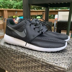 Men’s 10.5 Nike Roshe Run NWOT